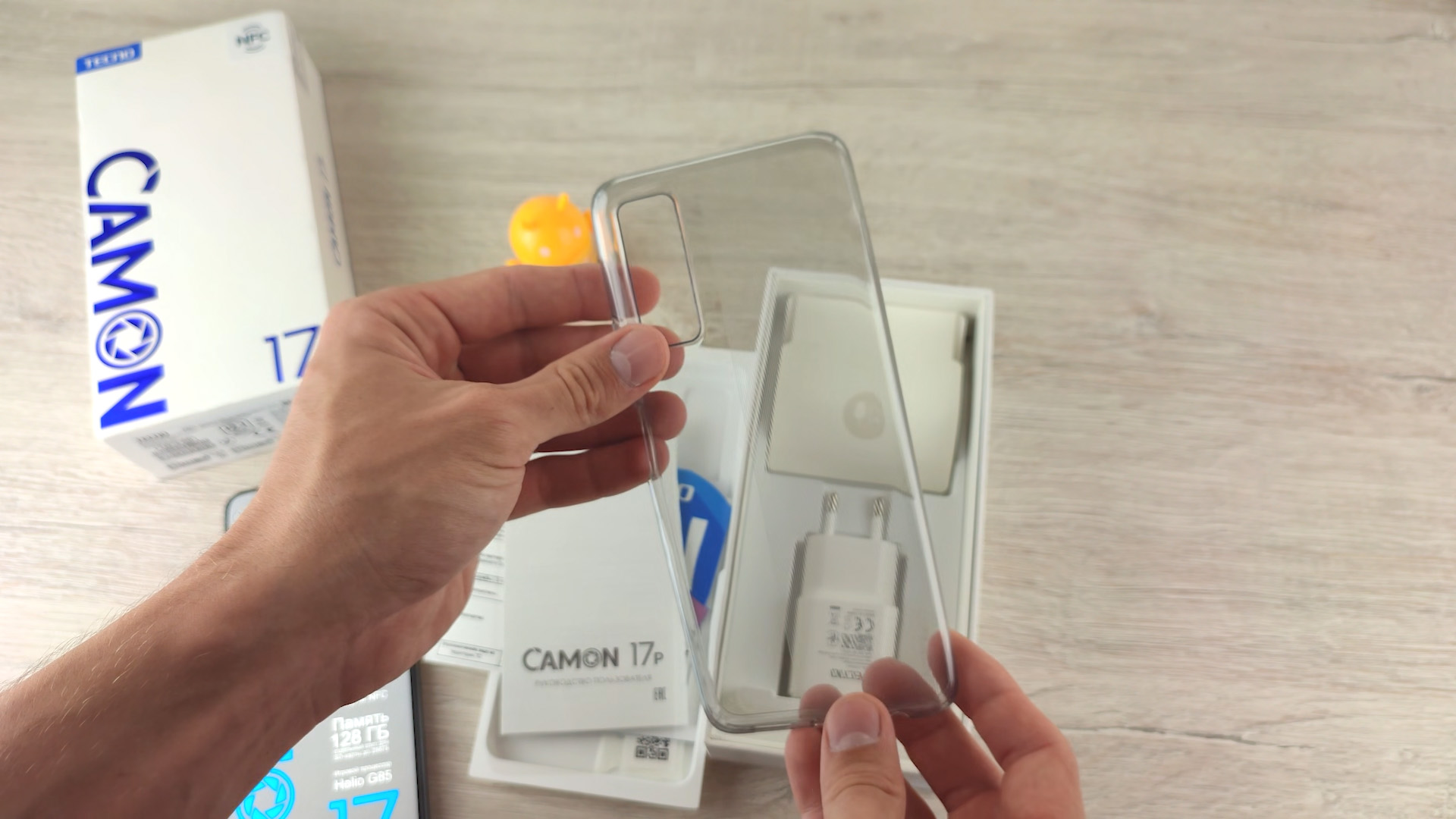 Обзор смартфона Tecno Camon 17P силиконовый чехол в комплекте